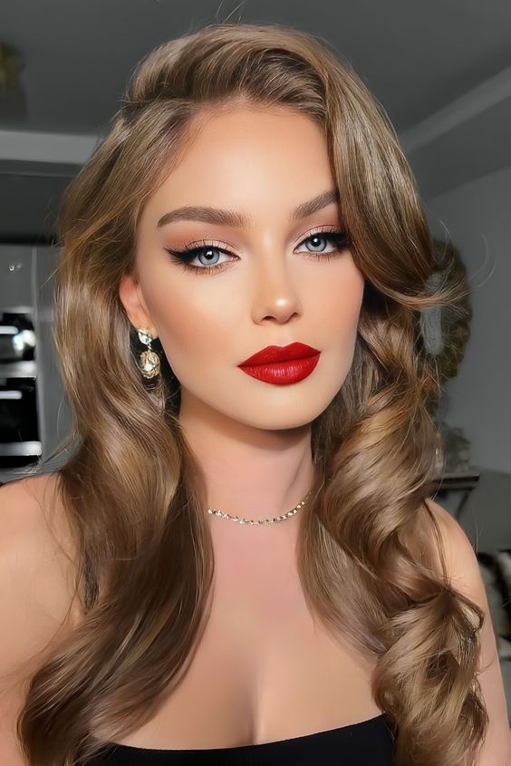 Hollywood Glamour Red Lips