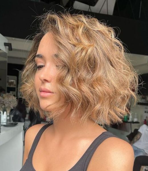 Wavy Bob: Beachy Vibes